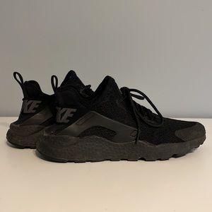 Women’s NIKE Huarache Triple Black Size 10